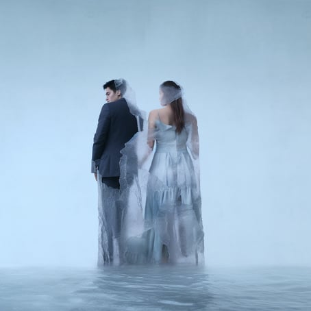 Ein Paar das umgeben ist von Eis, eingefrorren und erstarrte Liebe, Probleme in der Partnerschaft