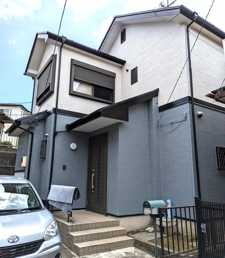 施工後　屋根色：ノアールNo.29　外壁：上SR-409　下SR-428