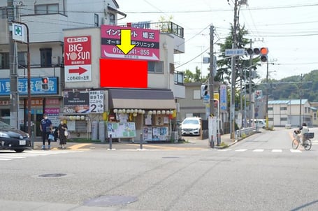 県道140号　駒岡交番前・遠景