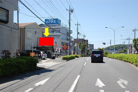 野猿街道下り　「堰場」交差点手前　貸し看板