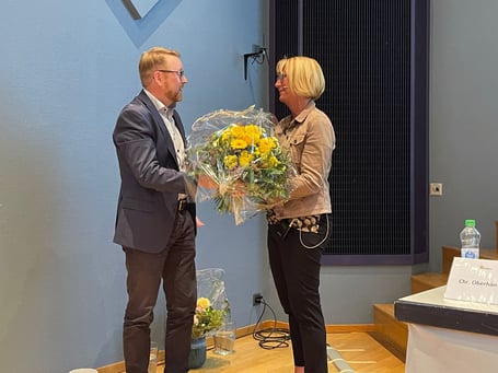 Gemeinderat Martin Kurt ehrt die scheidende Gemeindepräsidentin Andrea Keller mit einem Bumenstrauss. (Bild: Heidi Marty)