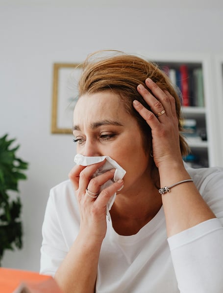 Eine verzweifelte Frau fühlt sich schlecht nach dem Essen. 