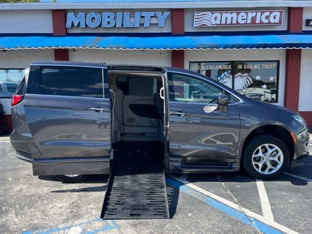 2020 Chrysler Pacifica Wheelchair Vans
