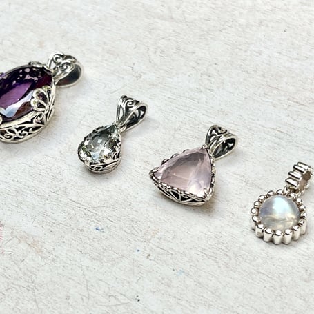 Kettenanhänger mit Edelstein & Symbol