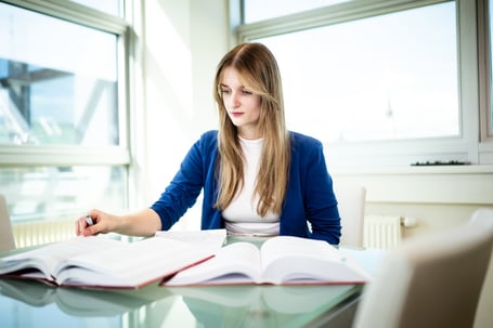 Mag. Sara Terbuch bei der Arbeit