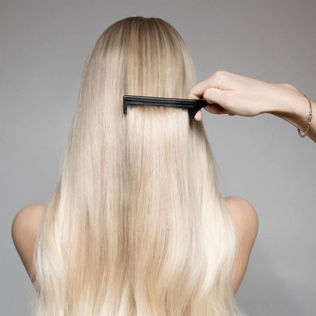 Modell mit blonden Extensions