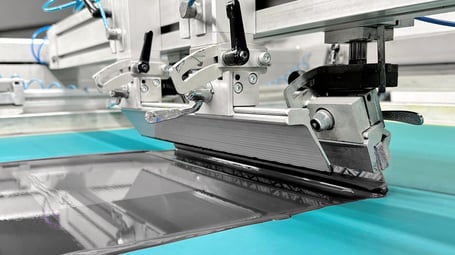 Screen printing process in the screen printing machine at Roos GmbH