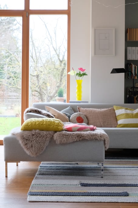 dieartigeBLOG // Wohnzimmer, Sofaecke in Neon & Bunt - Sofa Freistil, Teppich Ikea, Kissen: PAD, Lumikello, Depot, HM Home