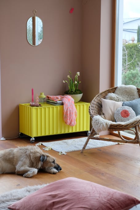 dieartigeBLOG // Wohnzimmer, Sofaecke in Neon & Bunt - Sofa Freistil, Teppich Ikea, Kissen: PAD, Lumikello, Depot, HM Home