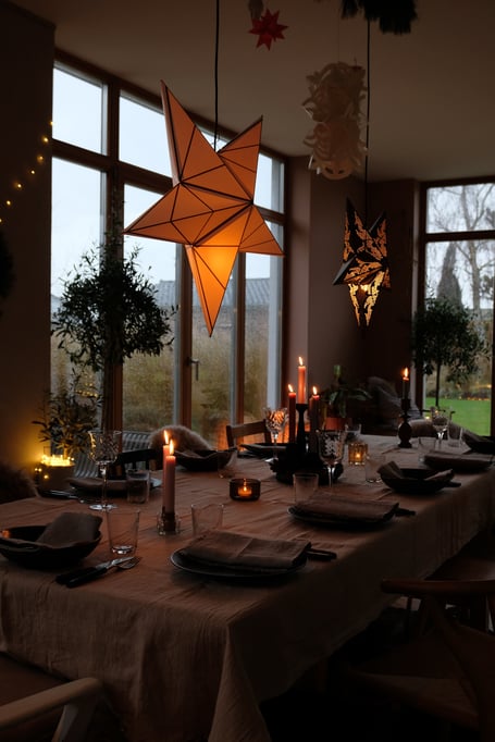dieartigeBLOG // Wohnzimmer im Dezember, Weihnachtsessen auf Probe, Weihnachtsdeko, Esstisch, Sterne, gedeckter Tisch