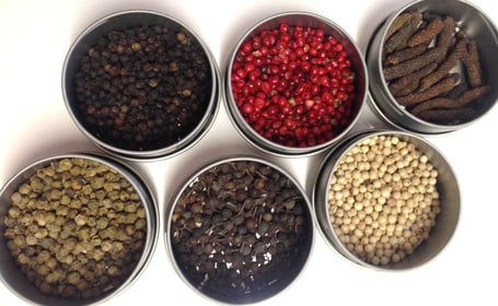 verschiedene Pfeffer, roter Pfeffer, weißer Pfeffer, schwarzer Pfeffer, grüner Pfeffer