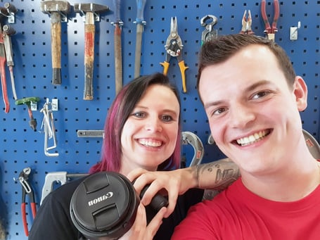 Foto: Natascha und Patrick vor Kazan bei der Firma Marty AG in Altdorf