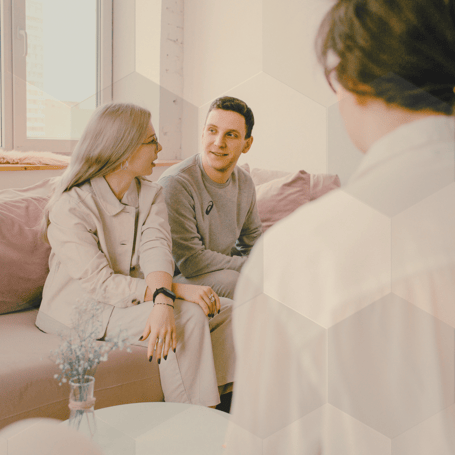 Paar in therapeutischem Gespräch – Symbol für Beziehungsarbeit und Klärung