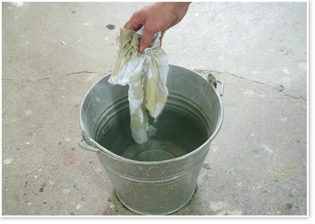 Gefahr der Selbstentzündungbei Ölen: feuersichere Aufbewarung des ölgetränkten Lappens