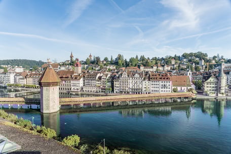 Blick auf die Altstadt von Luzern. Die berühmte Kapellbrücke im Vordergrund.