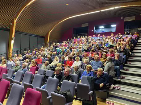 La nombreuse assemblée très attentive aux témoignages des parents de Kheiron
