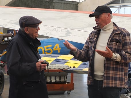 Guidé par Bernard Chabbert lors d’une rencontre à l’Aéro-club d’Andernos-les-Bains, Tito Topin, auteur de « Casablanca, l’aventure du film » a découvert le bimoteur Lockheed Electra 14 utilisé pendant  le tournage du film-culte de Mickaël Curtis. 