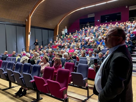 Ludovic Armoët en dialogue avec Jawad Rahlib et un public attentif