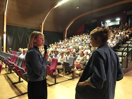 Sylvie Pras et Chloé Mazlo dialoguent avec les spectateurs.                         Photos Jean-Louis Burési