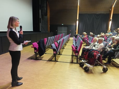 Sylvie Pras présente la soirée "Laughton". Photos Jean-Louis Burési