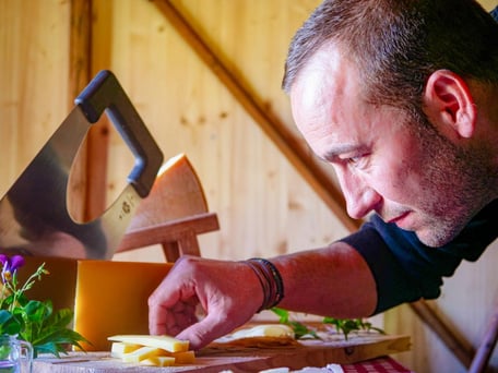 Beat Kehrli mit Hauseigenem Käse