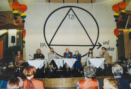 Die Abschlussdiskussion am IAT 1994, am Podium: Angelika Rubner, Ingo Rath, Matthias Scharer, Karl Horst Wrage, Ruth Cohn, Beate von Busch, Elisabeth Gores-Pieper