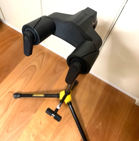 付属の巻きつけるものを取り付けると三線もいける