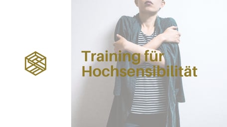 training für Hochsensibilität, HSP, Frau arme verschränkt, Logo Gedankengut Hypnose & Coaching