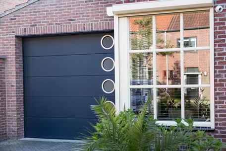 rolpoort, garagedeur, garage, verano,buitenleven, haarlemmermeer, verano, zonwering buiten, solis zonwering, rolluiken haarlemmermeer, rolluiken