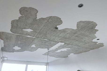Bauschaden an der Decke, für den ein Baugutachten erstellt werden soll