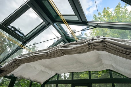 Beschattungsrollos von Hoklatherm reflektieren die Sonneneinstrahlung ins Gewächshaus