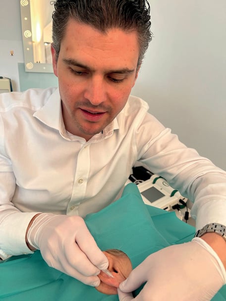 Implantat-Akupunktur kann neurologische Symptome, z. B. bei Parkinson, reduzieren © Fachpraxis Dr. Stefan Lobner/akz-o