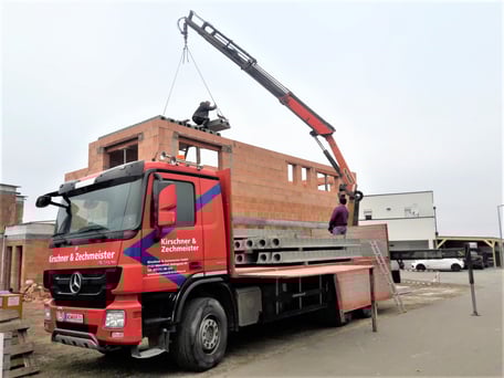 Kranverlegung einer Hohlbalkendecke Kirschner & Zechmeister auf Rohbau Deckensystem Spanndecke