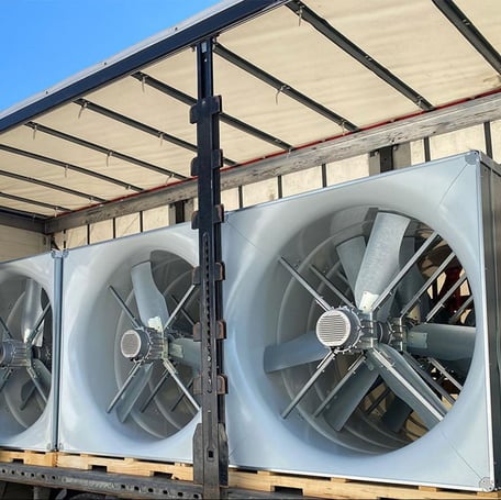 3 Stallventilatoren MD EC Flow 1400 von Menken & Drees beim LKW-Transport