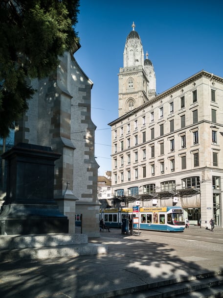 Die Tramstation Helmhaus (Tramlinien 4 und 15) in Zürich am Limmatquai mit Blick auf das Grossmünster