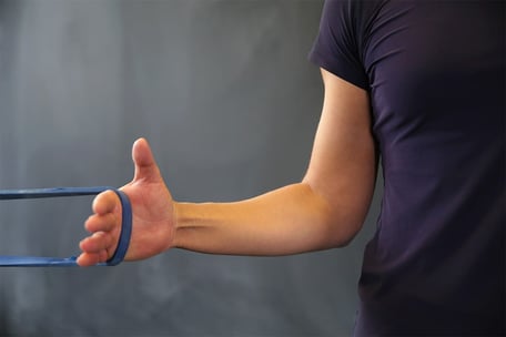 Ejercicio terapéutico con banda elástica para patología del hombro