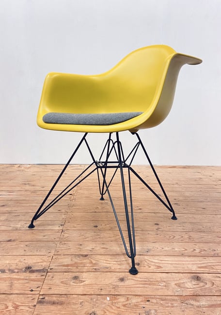 Vitra Eames Plastic Arm Chair DAR Zwart Eiffeltorenframe Mosterdgele zitschaal en grijsbruin bekleed zitkussen