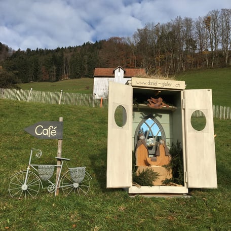 Atelier Café Atelier-Café Restaurant Gourmet Kulinarik Daniel Gisler Kunst Maler Kunstmaler Künstler Krippenfiguren Krinau Lichtensteig Wattwil Toggenburg Ostschweiz St. Gallen Schrank in Wiese