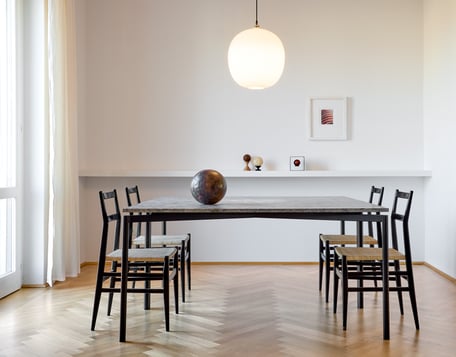 La zona pranzo con tavolo Sant’Andrea, disegnato e realizzato su misura da Spazio RT. La scultura sul tavolo è di Stefano Prina. Sedie Leggera di Gio Ponti (Cassina) e, a parete, acquerello di Marco Petrus. Lampada a sospensione vintage.