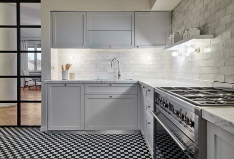 La cucina, su disegno, ha uno spirito più rétro, è ispirata dalla classica “cucina economica” di altri tempi. Elemento contemporaneo sono le maniglie in stile industriale in acciaio, riprese da quelle solitamente utilizzate in studi medici o tecnici.