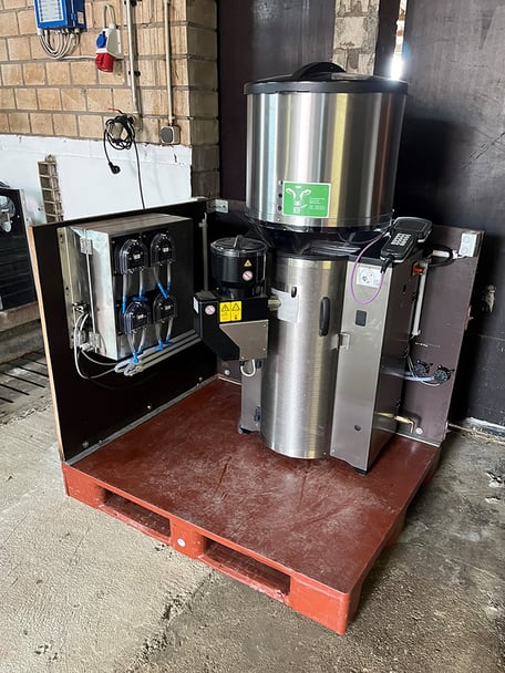 Fütterungs-Anlage auf einer Palette montiert, steckerfertig.