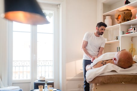 Homme qui se fait masser à Lyon par un homme