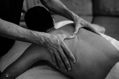 Un homme qui reçoit un massage par un homme à Lyon