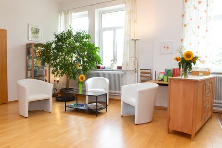 Aufenthaltsbereich mit WandelBibliothek und kleiner Küche