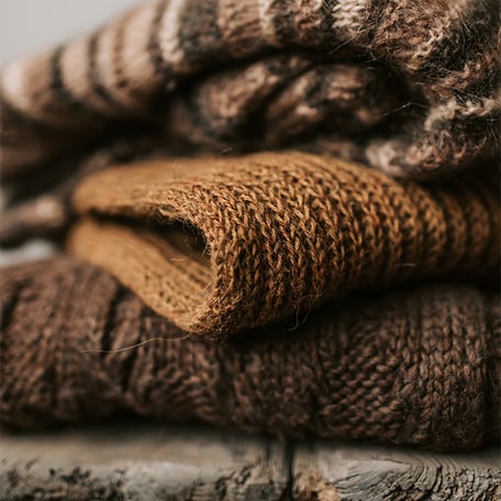 Woonkamer decoratie, sierkussens, plaids, schapenvacht, sfeervolle decoratie voor thuis