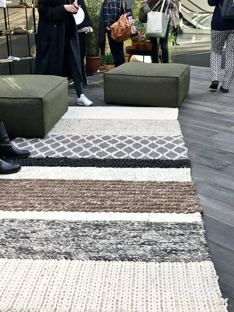 dieartigeBLOG - IMM Cologne 2017 - BloggerRoom | Teppich aus Wolle in Natur- und Grüntönen