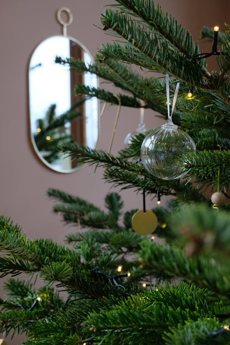 dieartigeBLOG // Wohnzimmer im Dezember, Weihnachtsbaum 2019,  Klarglaskugeln, Messing, Gold, Holz - DIY