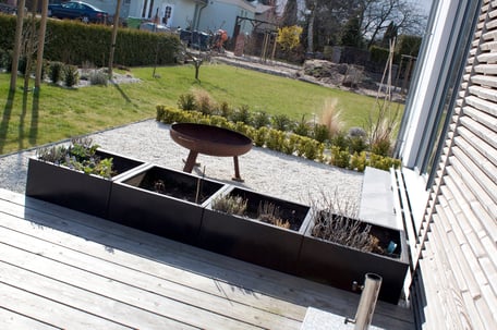 dieartigeBLOG - Terrassendiele Sibirische Lärche, Edelsplitt weiß, Feuerschale, Pflanzkästen schwarz 