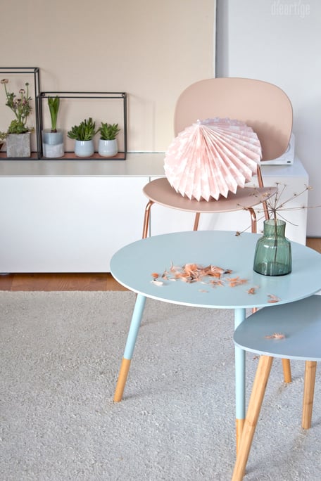 dieartigeBLOG - Stuhl Tondina in Rosè, Beistelltische in Mint+Ocean, Sukkulenten