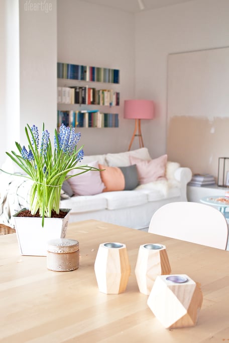 dieartigeBLOG - Frühlingsdekoration, Kupfer-Stehleuchte, Hyazinthen, Helles Holz, Weiß und Rosè